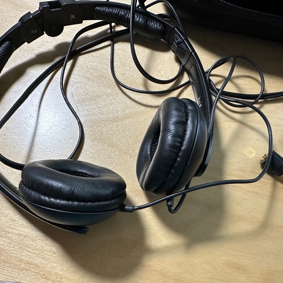 Noise Cancelling Headphones - Picture 4 of 5